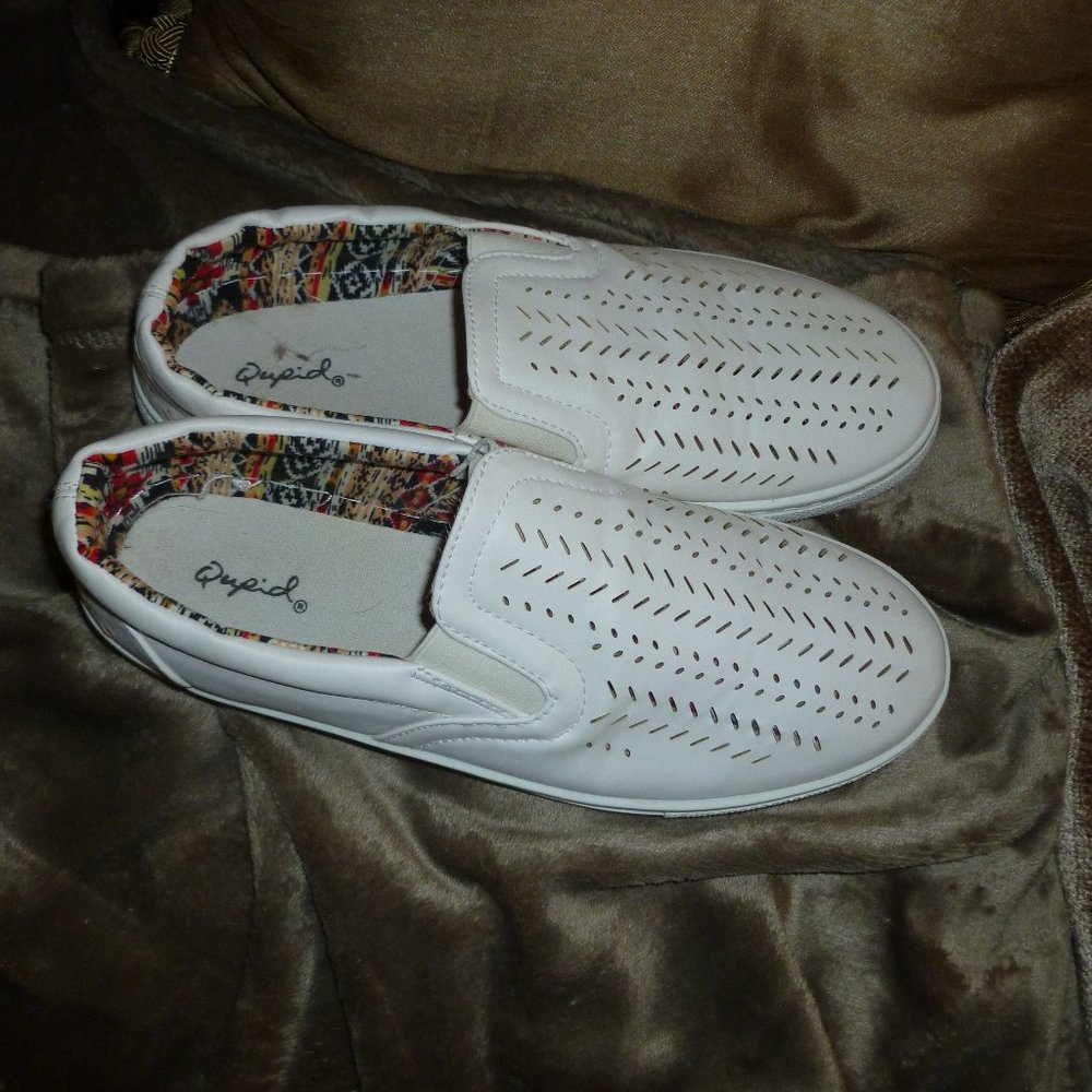 Womens white 9m slip on sneaker